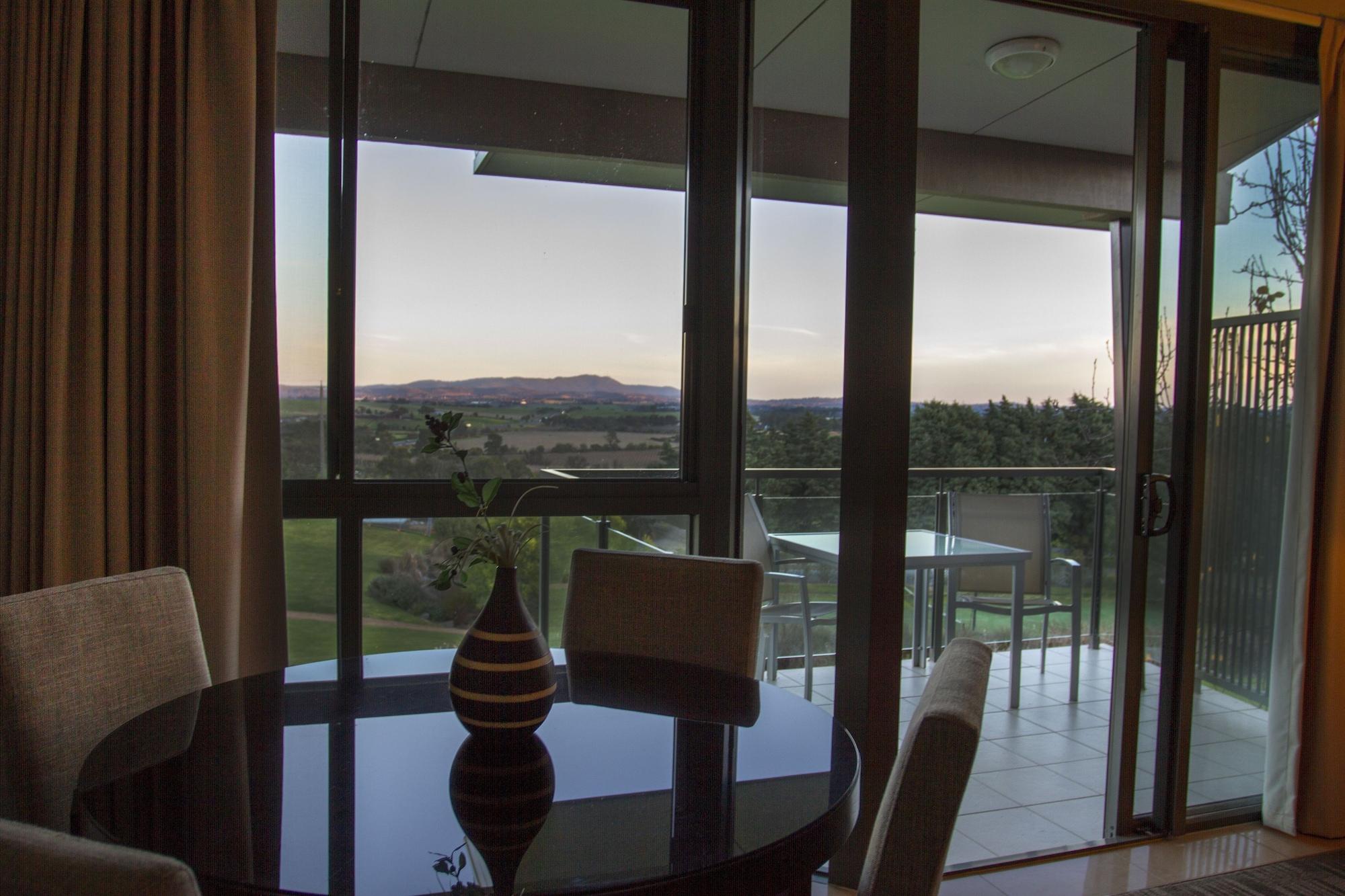 Balgownie Estate Yarra Valley Ярра-Глен Экстерьер фото A view of the Gold Coast hinterland from a resort apartment