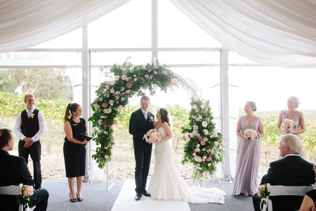 Balgownie Estate Yarra Valley Ярра-Глен Экстерьер фото A wedding ceremony in progress